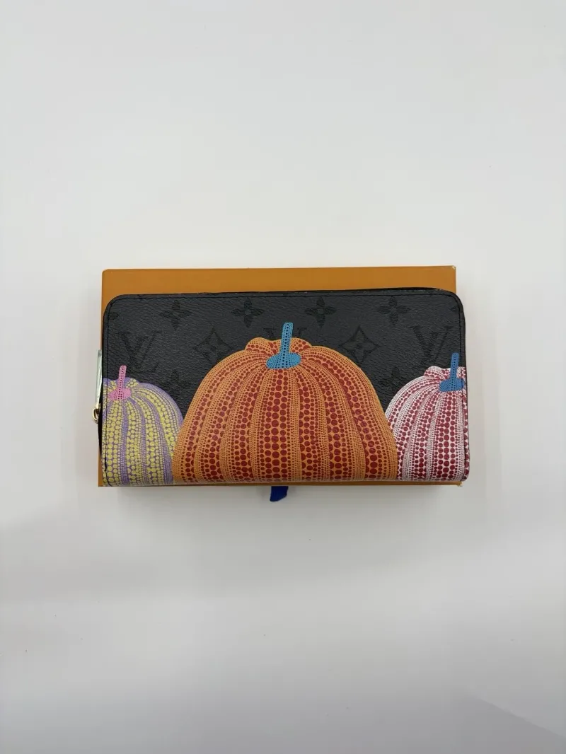 Alternative view of LV Wallets-246