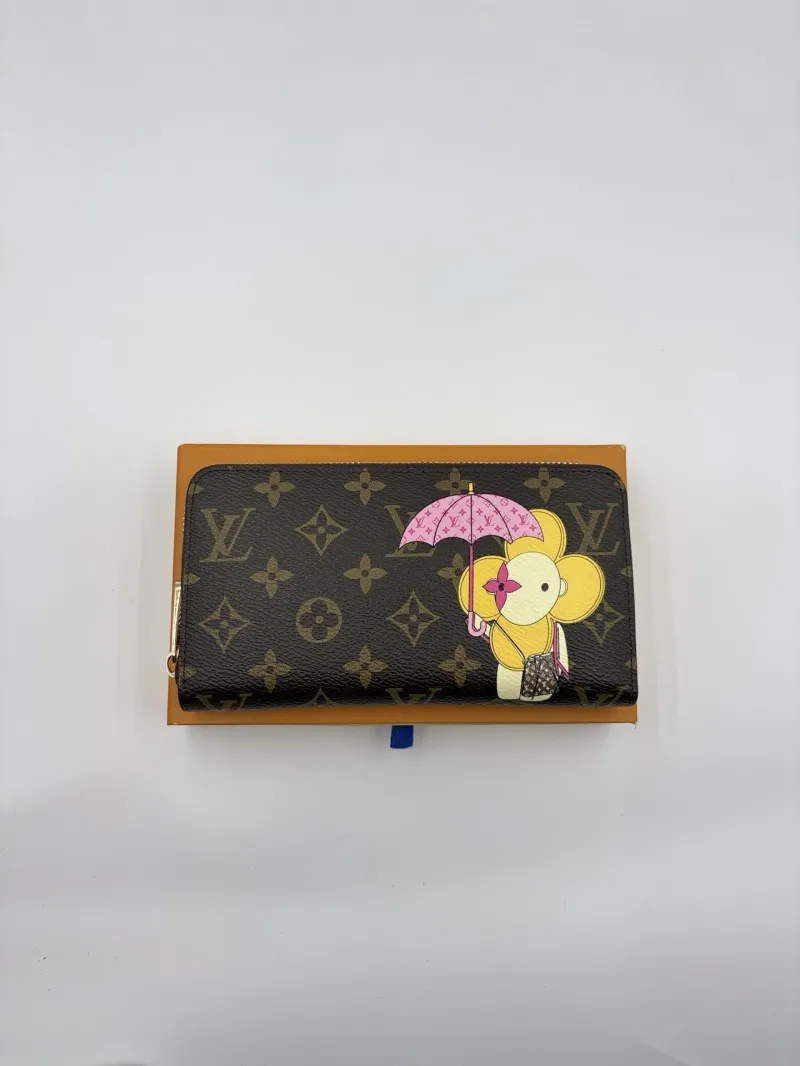 Alternative view of LV Wallets-248