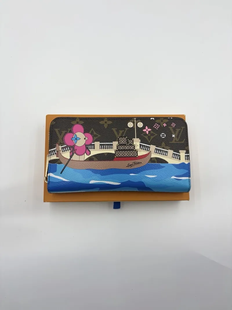 Alternative view of LV Wallets-252