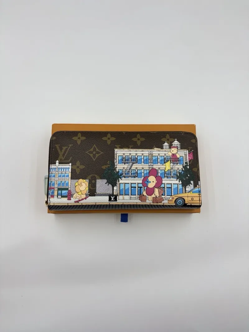 Alternative view of LV Wallets-254