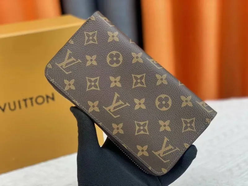 Alternative view of LV Wallets-257
