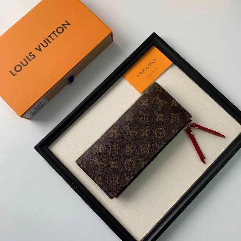 Alternative view of LV Wallets-259