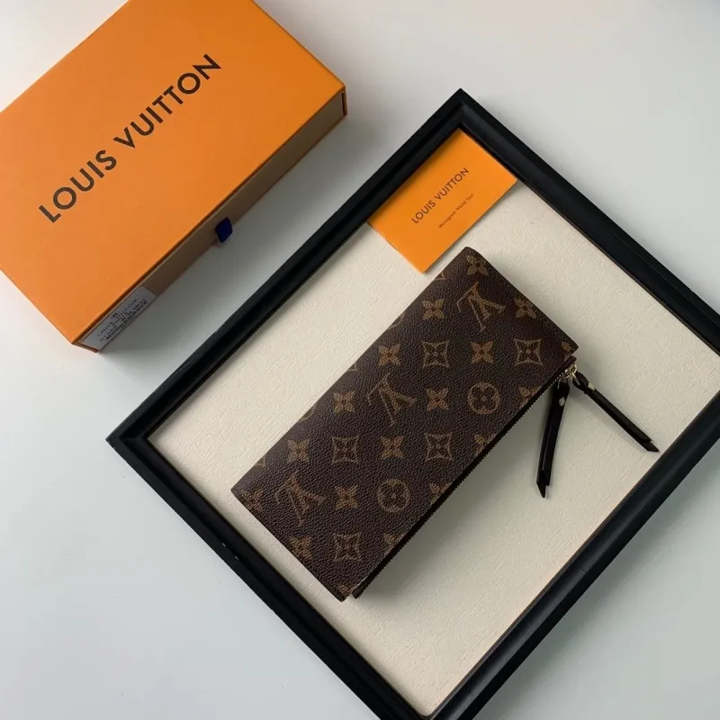 Alternative view of LV Wallets-262