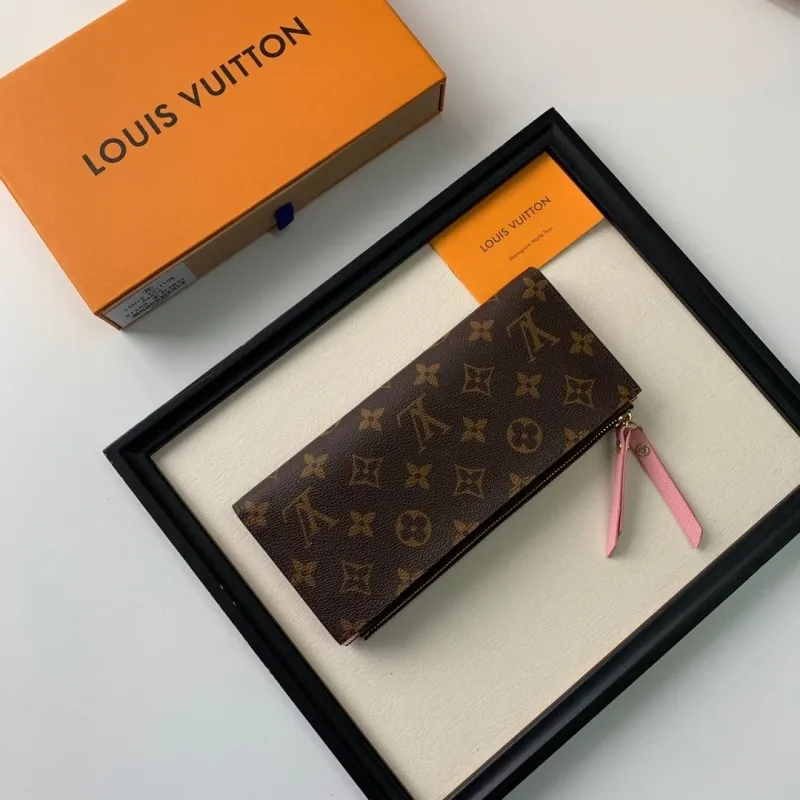 Alternative view of LV Wallets-263
