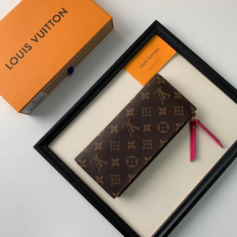 Alternative view of LV Wallets-264