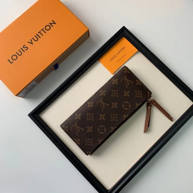 Alternative view of LV Wallets-265