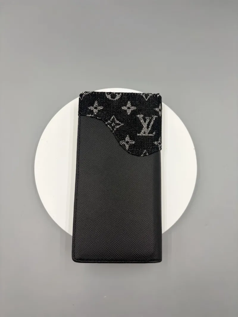 Alternative view of LV Wallets-266