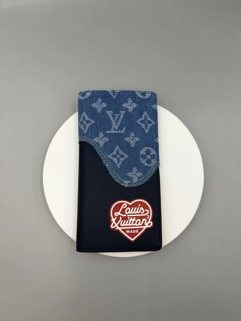 LV Wallets-267