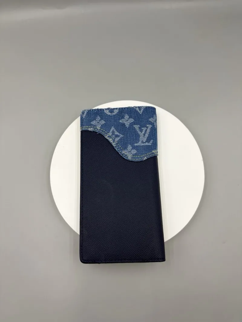 Alternative view of LV Wallets-267