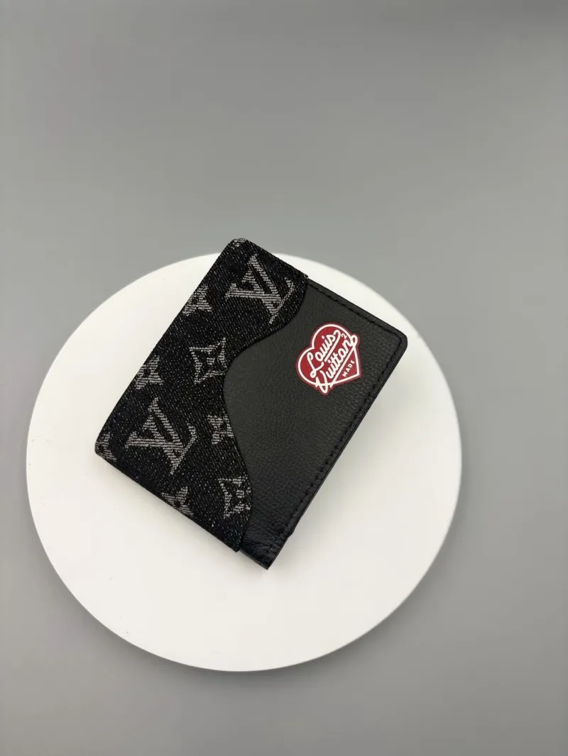 Alternative view of LV Wallets-268