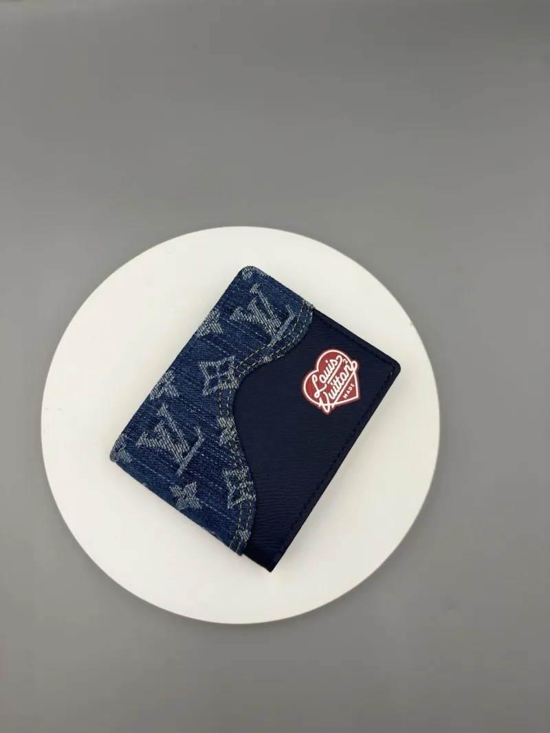 Alternative view of LV Wallets-269