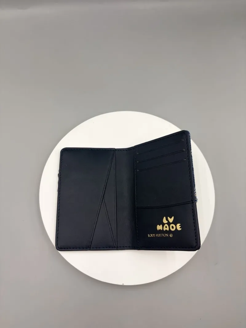 Alternative view of LV Wallets-270