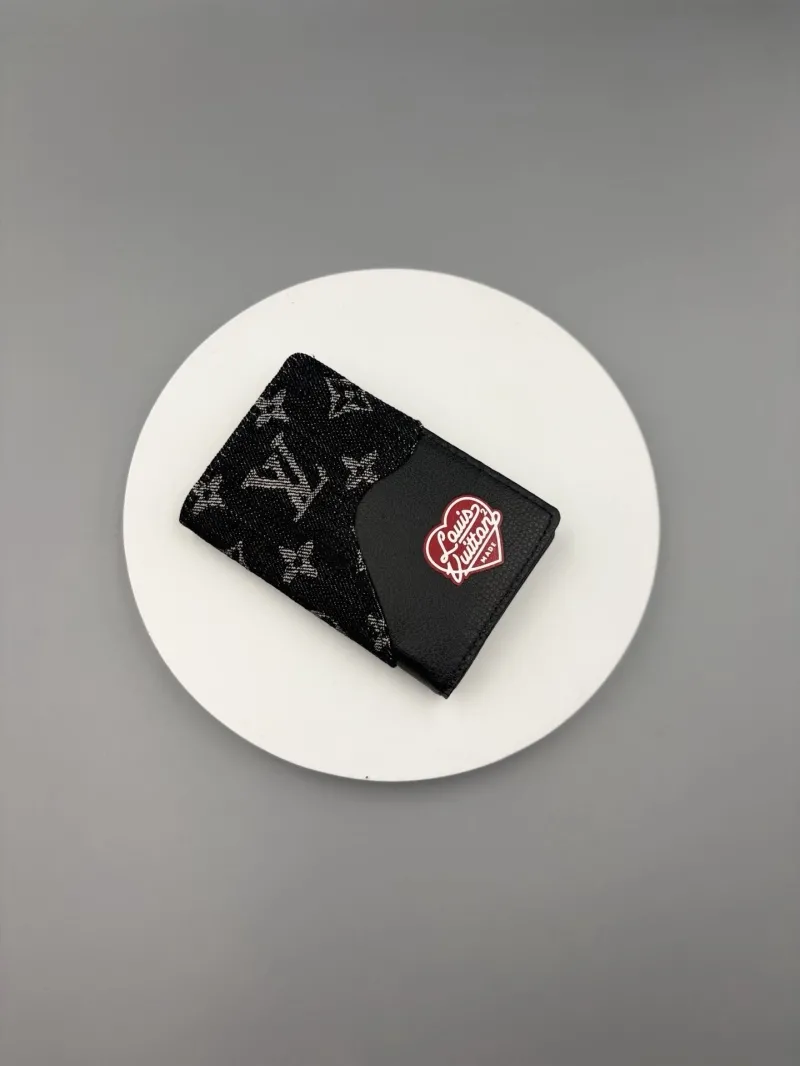 Alternative view of LV Wallets-271