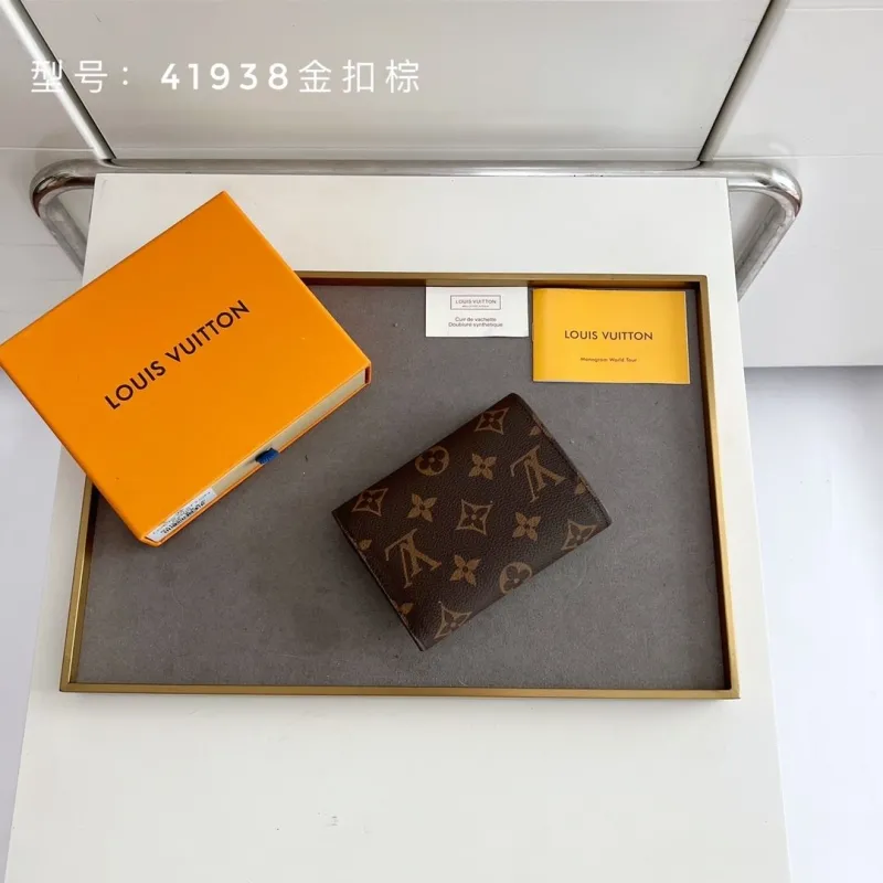 Alternative view of LV Wallets-278