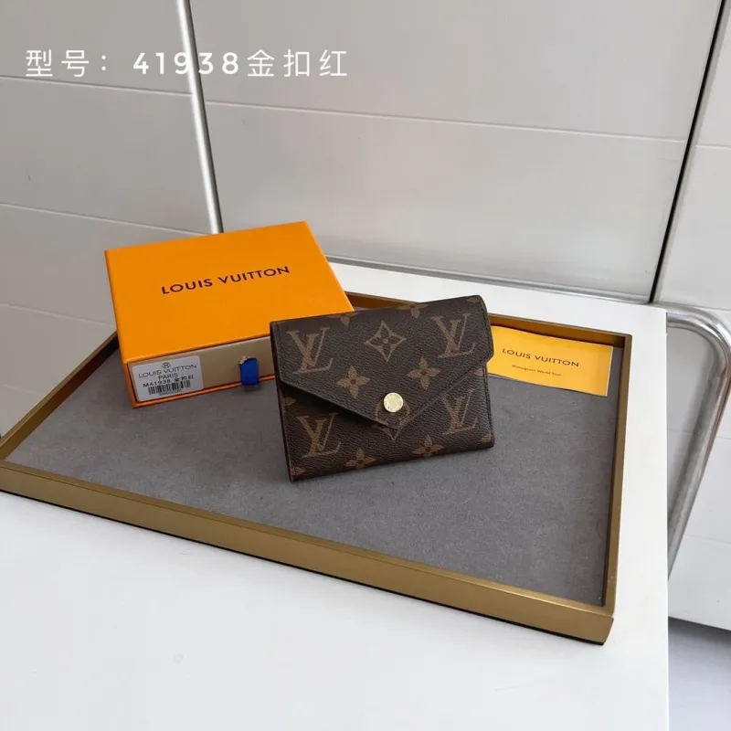 Alternative view of LV Wallets-279