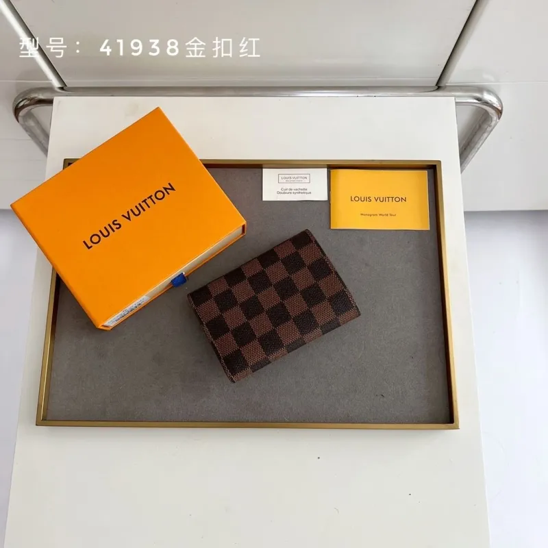 Alternative view of LV Wallets-281
