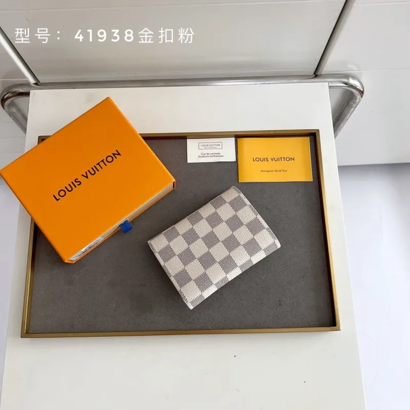 Alternative view of LV Wallets-282