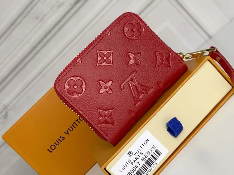 Alternative view of LV Wallets-285