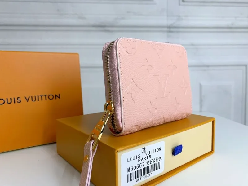 Alternative view of LV Wallets-286