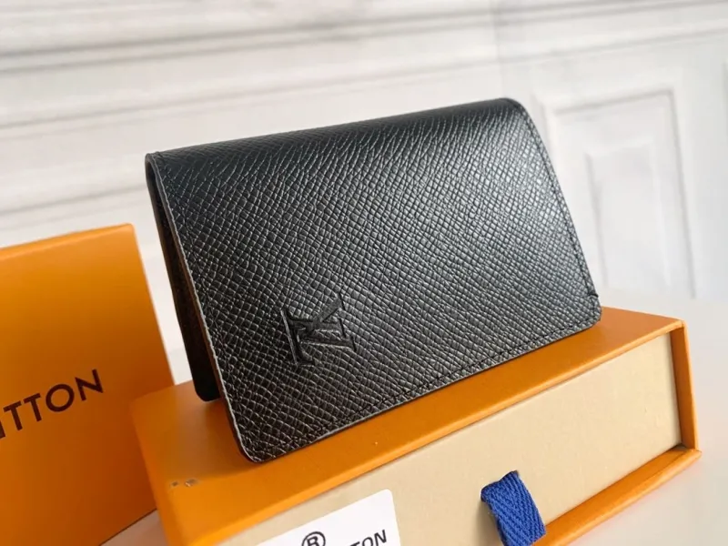 Alternative view of LV Wallets-289