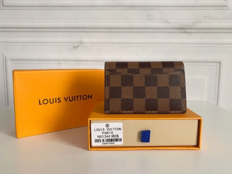 Alternative view of LV Wallets-292
