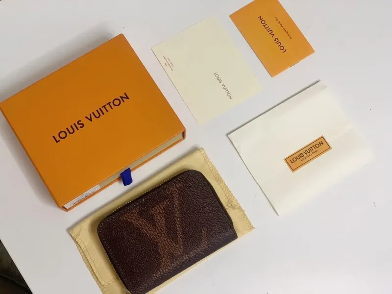 Alternative view of LV Wallets-294
