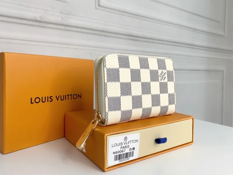 Alternative view of LV Wallets-295