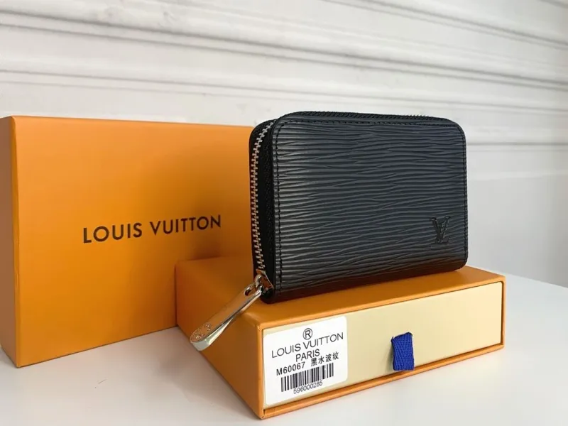 Alternative view of LV Wallets-296