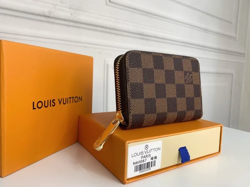 Alternative view of LV Wallets-298