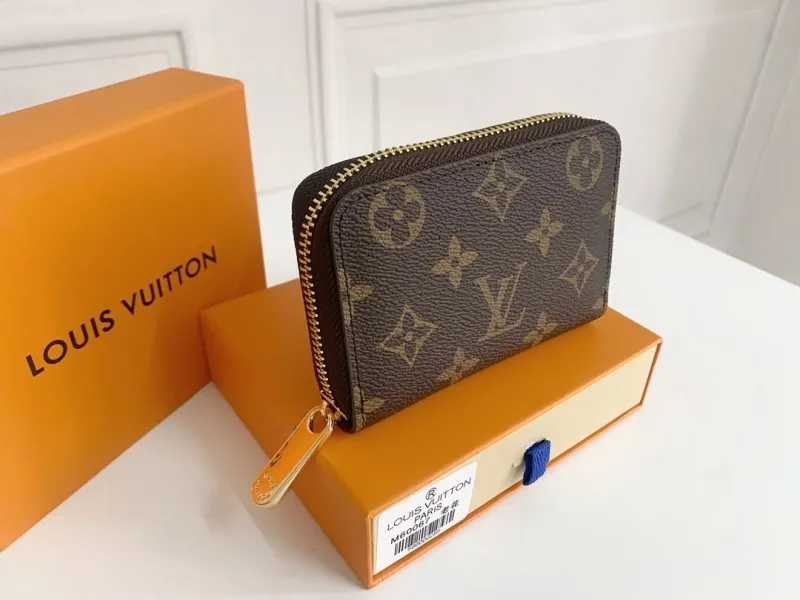 Alternative view of LV Wallets-301