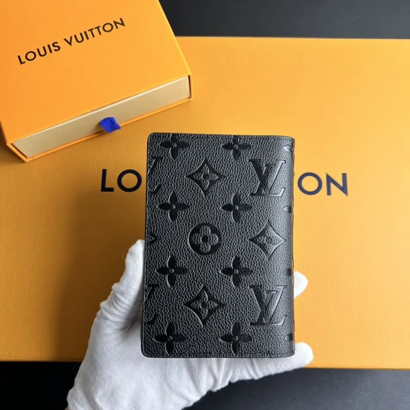 Alternative view of LV Wallets-302