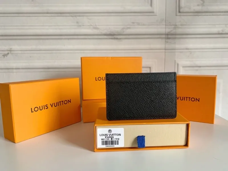 Alternative view of LV Wallets-304