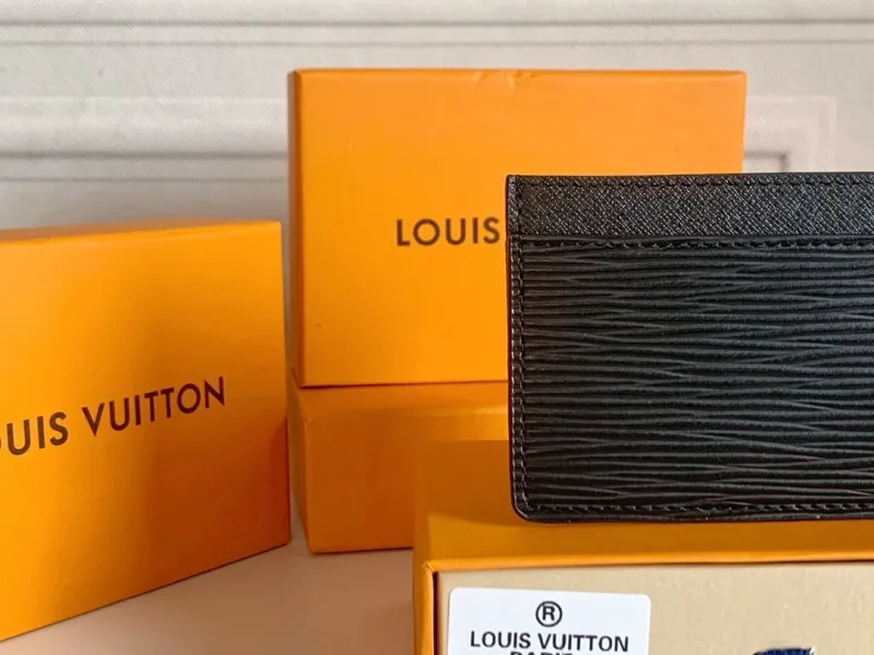 Alternative view of LV Wallets-305
