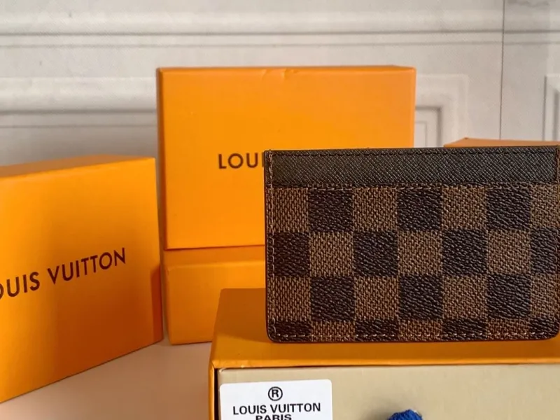 Alternative view of LV Wallets-306