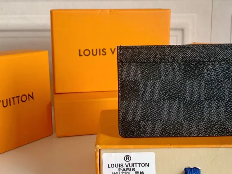 Alternative view of LV Wallets-307