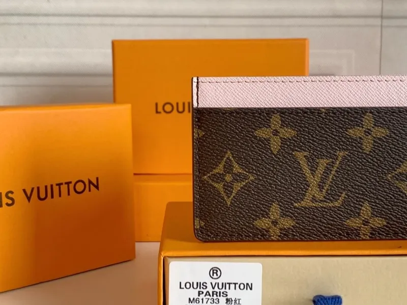 Alternative view of LV Wallets-308