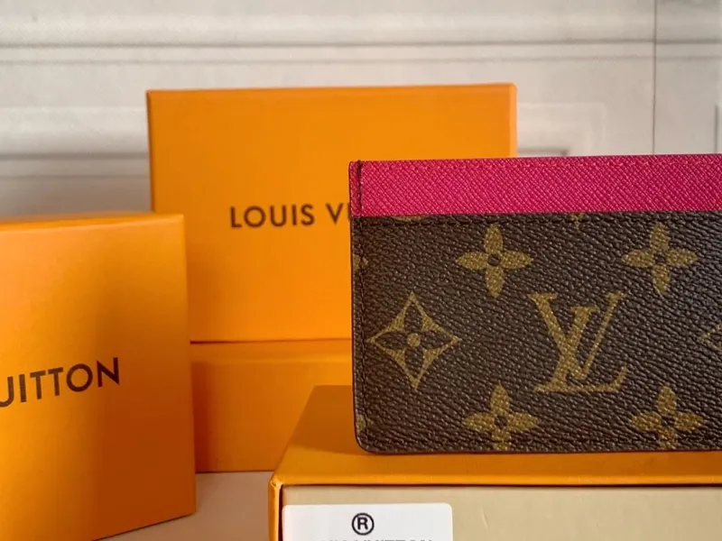 Alternative view of LV Wallets-309
