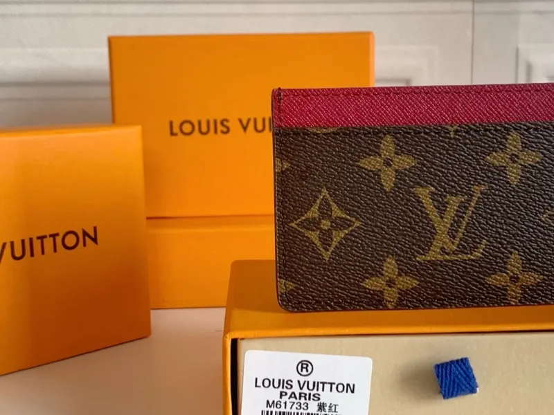 Alternative view of LV Wallets-310
