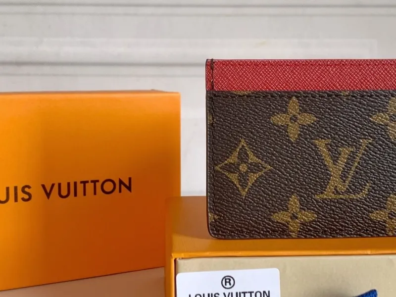 Alternative view of LV Wallets-311
