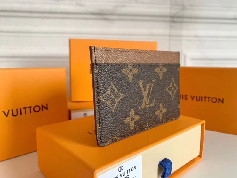 Alternative view of LV Wallets-312
