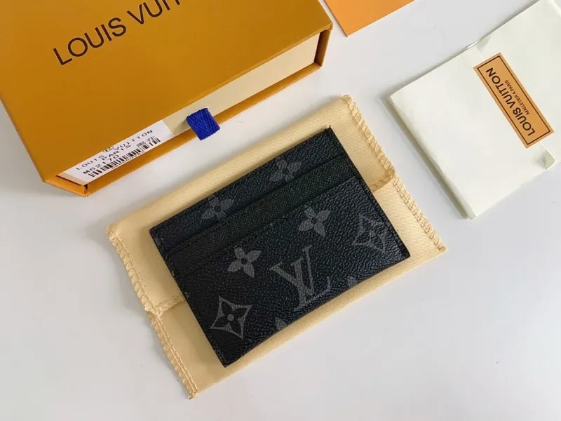 Alternative view of LV Wallets-313