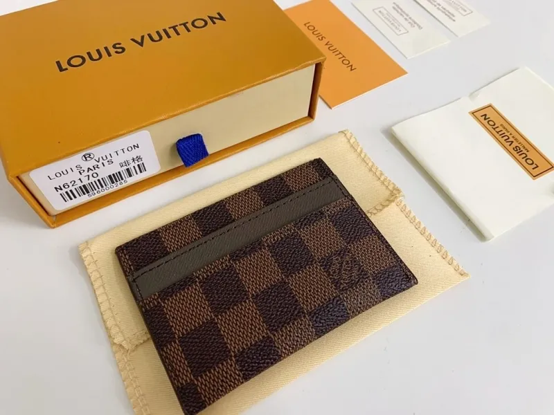 Alternative view of LV Wallets-314