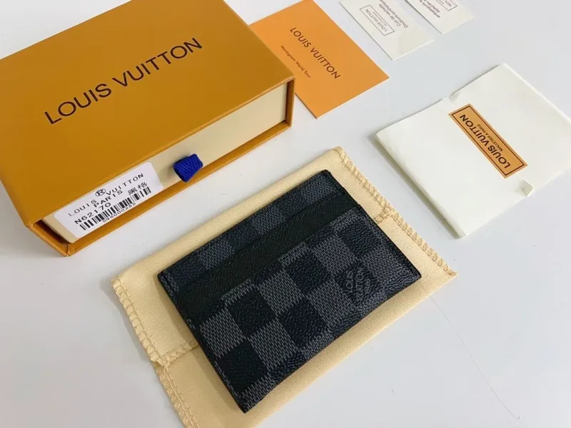 Alternative view of LV Wallets-318