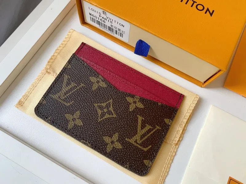 Alternative view of LV Wallets-319