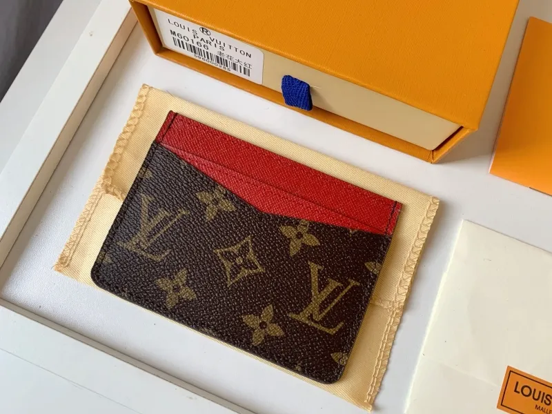 Alternative view of LV Wallets-321