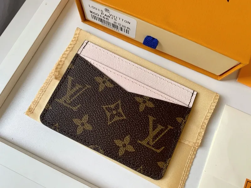 Alternative view of LV Wallets-322