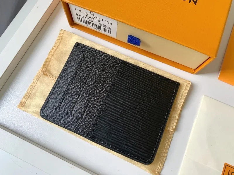Alternative view of LV Wallets-324