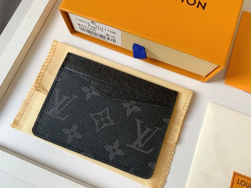 Alternative view of LV Wallets-326