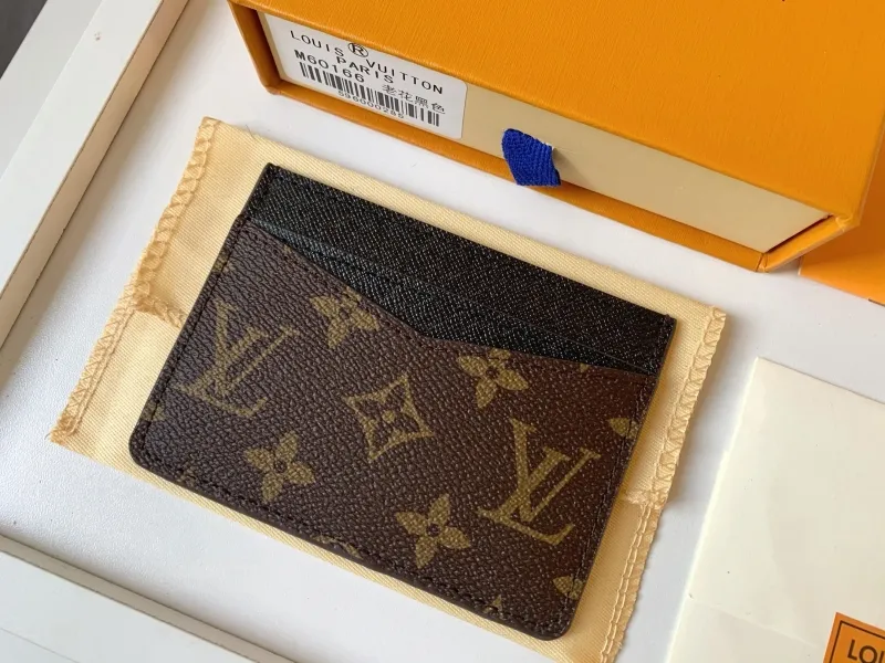 Alternative view of LV Wallets-327