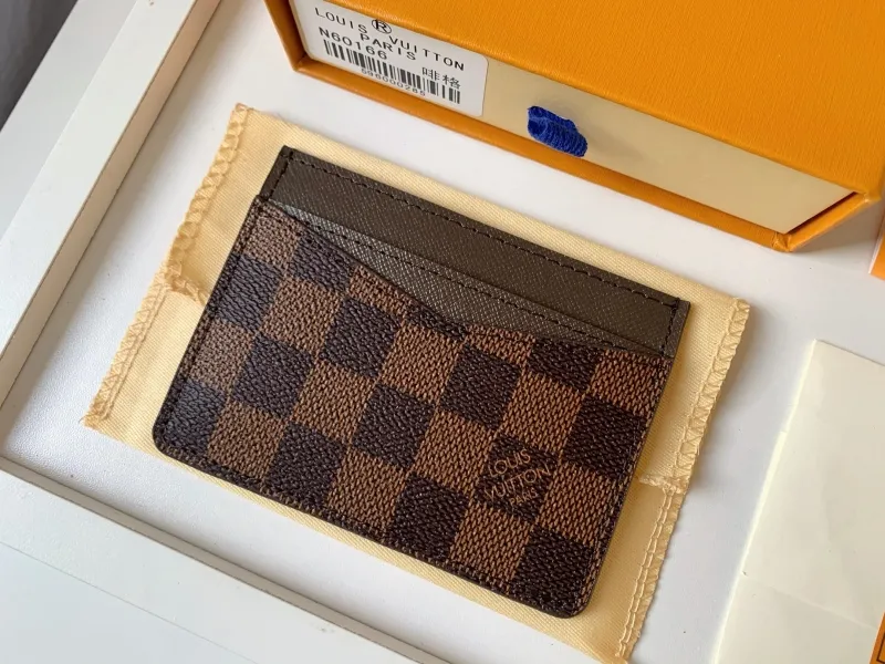 Alternative view of LV Wallets-328